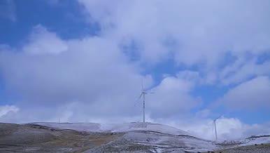 蓝天白云雪山清洁能源风能风车视频的预览图